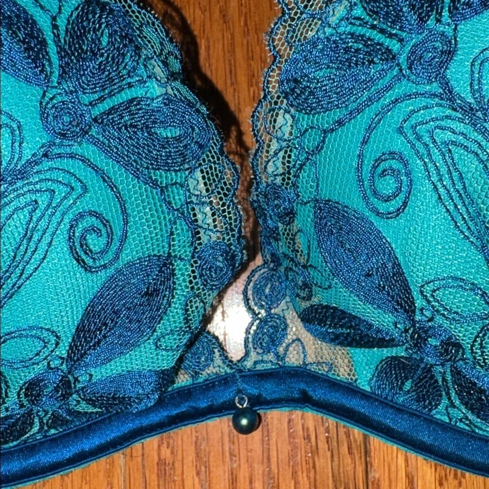 Victoria's Secret Very Sexy Plunge Teal Blue Lace Bra Size 36B Vintage